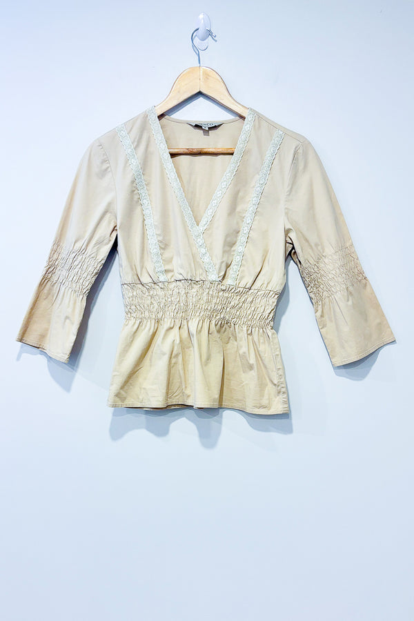 Haut beige avec dentelle (m) -- La Penderie du Paradis ?