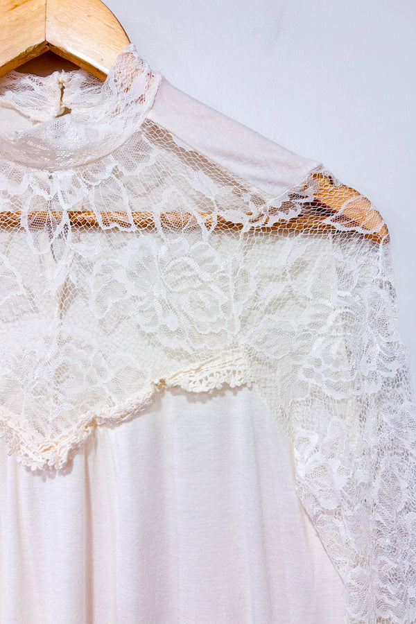 Haut crème avec dentelle aux manches et collet (l)-Ardene-La Penderie du Paradis 🕊