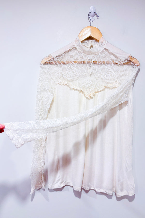 Haut crème avec dentelle aux manches et collet (l)-Ardene-La Penderie du Paradis 🕊