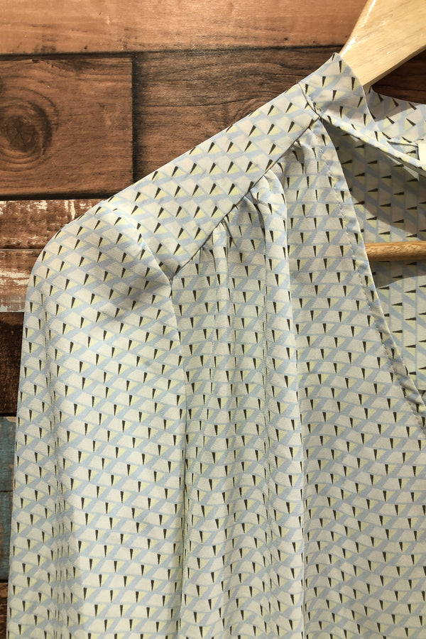 Haut fluide blanc et bleu à nouer avec motifs (s) seconde main Adrienne Vittadini