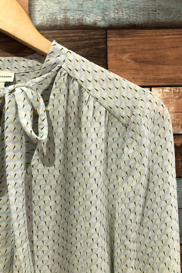 Haut fluide blanc et bleu à nouer avec motifs (s) seconde main Adrienne Vittadini