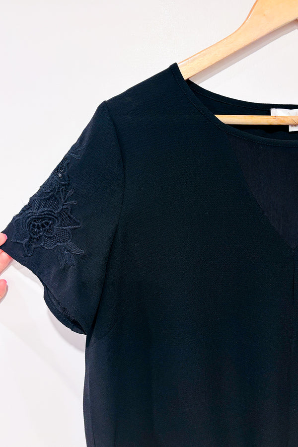 Haut noir Ă  nouer devant avec dentelle fleurie sur les manches (m)-MahĂ©e Collection-La Penderie du Paradis đ