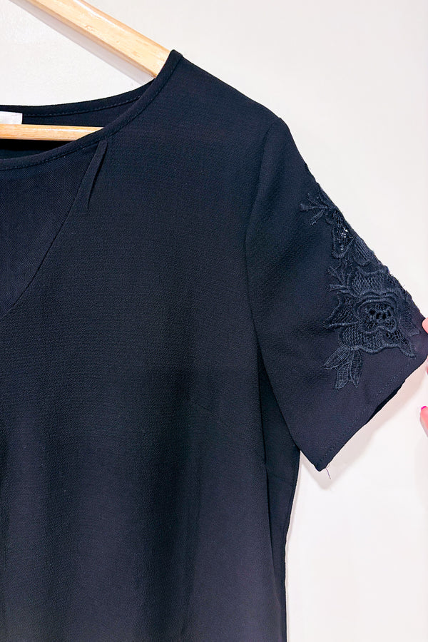 Haut noir Ă  nouer devant avec dentelle fleurie sur les manches (m)-MahĂ©e Collection-La Penderie du Paradis đ