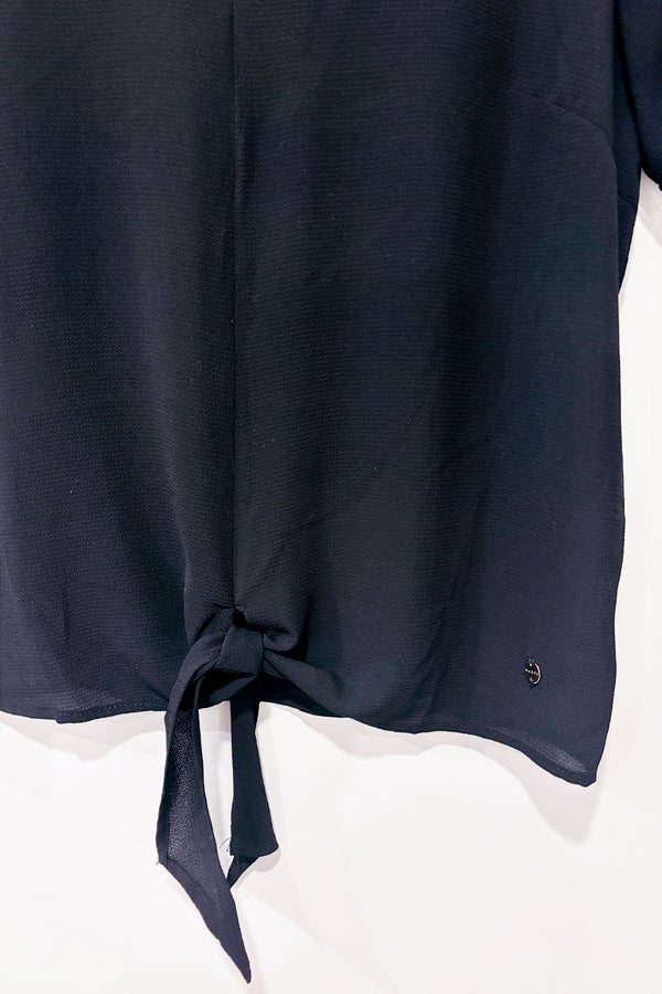 Haut noir Ă  nouer devant avec dentelle fleurie sur les manches (m)-MahĂ©e Collection-La Penderie du Paradis đ