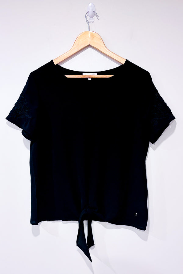 Haut noir Ă  nouer devant avec dentelle fleurie sur les manches (m)-MahĂ©e Collection-La Penderie du Paradis đ