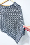 Haut style poncho noir et blanc asymétrique (s/m) -- La Penderie du Paradis ?