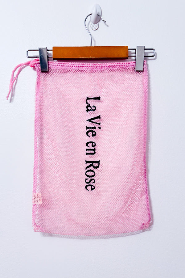 Sac de lavage rose en filet pour sous-vêtements seconde main - La Vie En Rose- La Penderie du Paradis