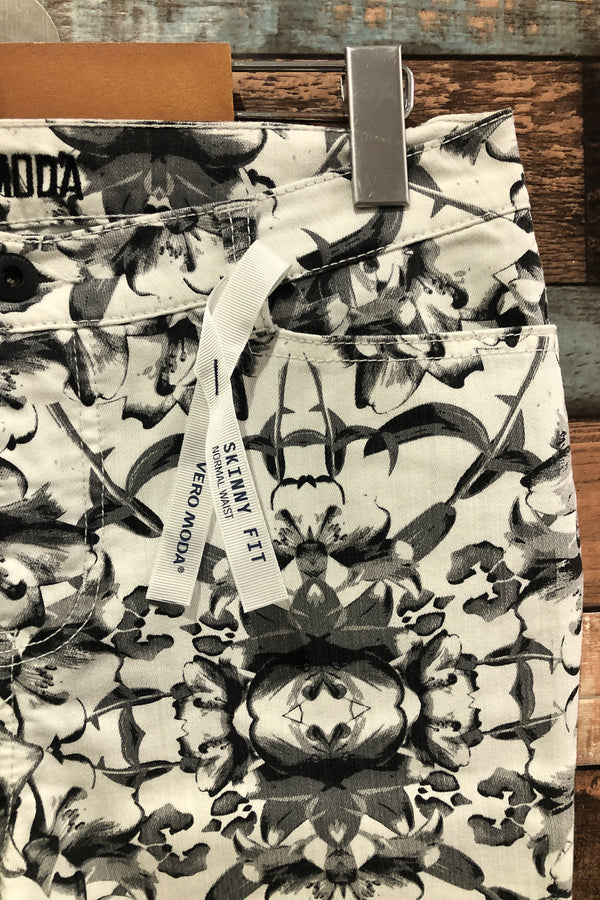 Jeans blanc et noir fleuri (m) seconde main Vero Moda