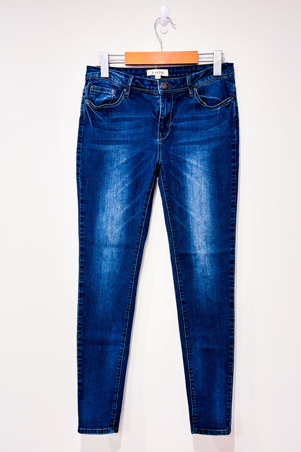 Jeans bleu foncé délavé jambe étroite seconde main - Be-you-ti-ful- La Penderie du Paradis