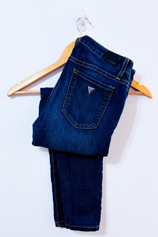 Jeans bleu foncé délavé à jambe étroite seconde main - Guess- La Penderie du Paradis