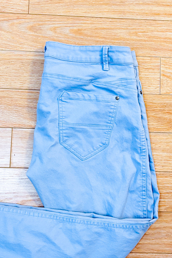 Jeans bleu pâle à jambe étroite* seconde main - Lolë- La Penderie du Paradis