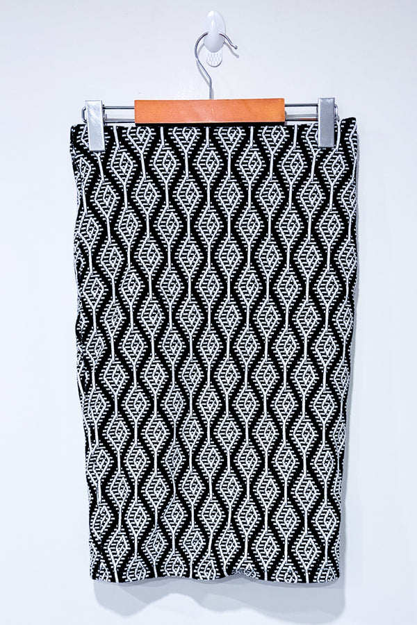 Jupe droite noire et blanches à motif texturé* seconde main - Zara- La Penderie du Paradis