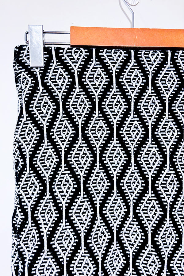 Jupe droite noire et blanches à motif texturé* seconde main - Zara- La Penderie du Paradis