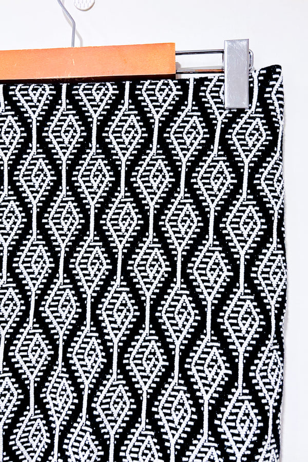 Jupe droite noire et blanches à motif texturé* seconde main - Zara- La Penderie du Paradis