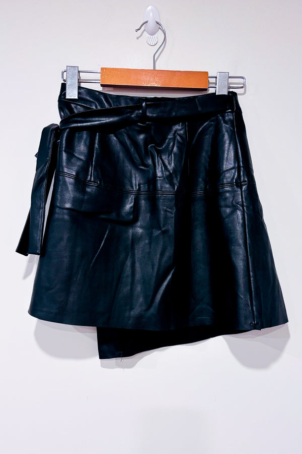 Jupe portefeuille noire en faux cuir seconde main - La Classe Couture- La Penderie du Paradis