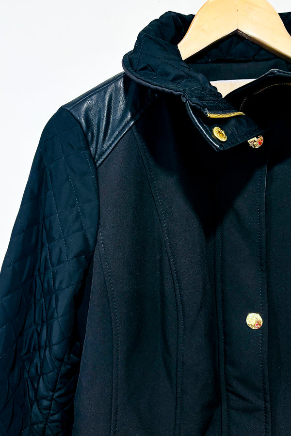 Manteau noir avec manches gaufrées et intérieur en polar (s) -- La Penderie du Paradis ?