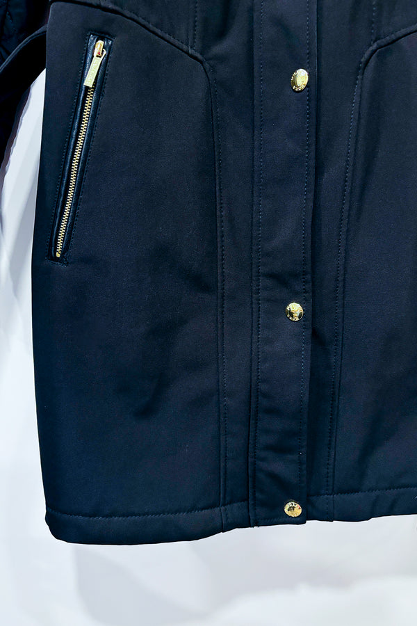 Manteau noir avec manches gaufrées et intérieur en polar (s) -- La Penderie du Paradis ?