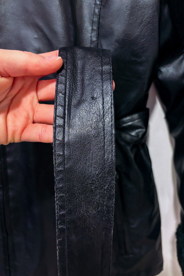 Manteau noir vintage faux cuir avec manches en fausse fourrure seconde main - Penmans- La Penderie du Paradis