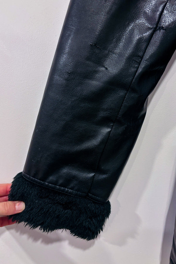 Manteau noir vintage faux cuir avec manches en fausse fourrure seconde main - Penmans- La Penderie du Paradis
