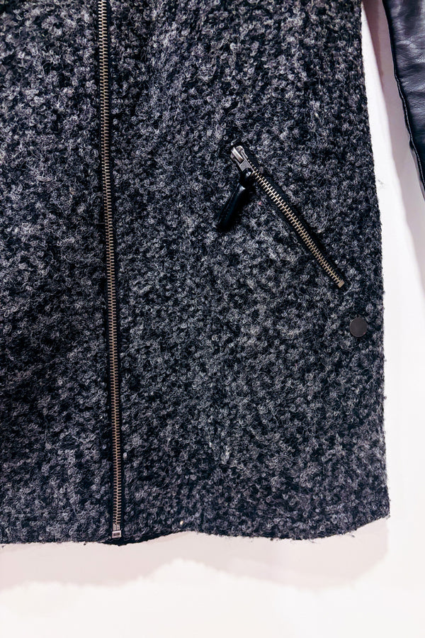 Manteau noir en laine texturée et manches effet cuir* seconde main - Peppercorn- La Penderie du Paradis