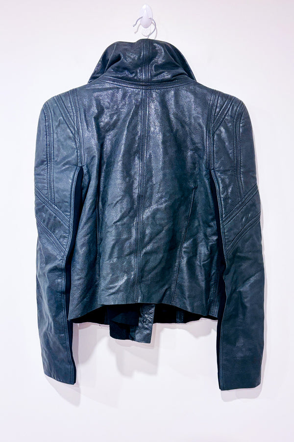 Veste courte en cuir gris-vert à col drapé* seconde main - BCBG Maxazria- La Penderie du Paradis