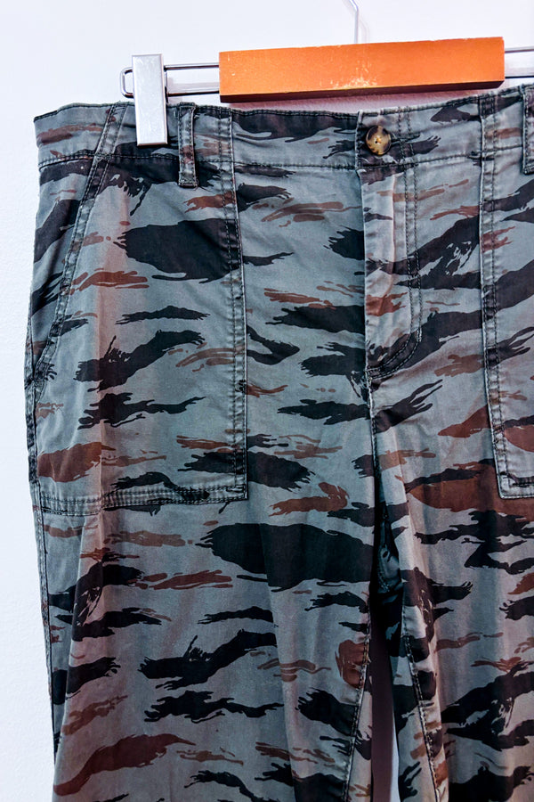 Pantalon cargo camouflage tigré vert seconde main - Reitmans- La Penderie du Paradis