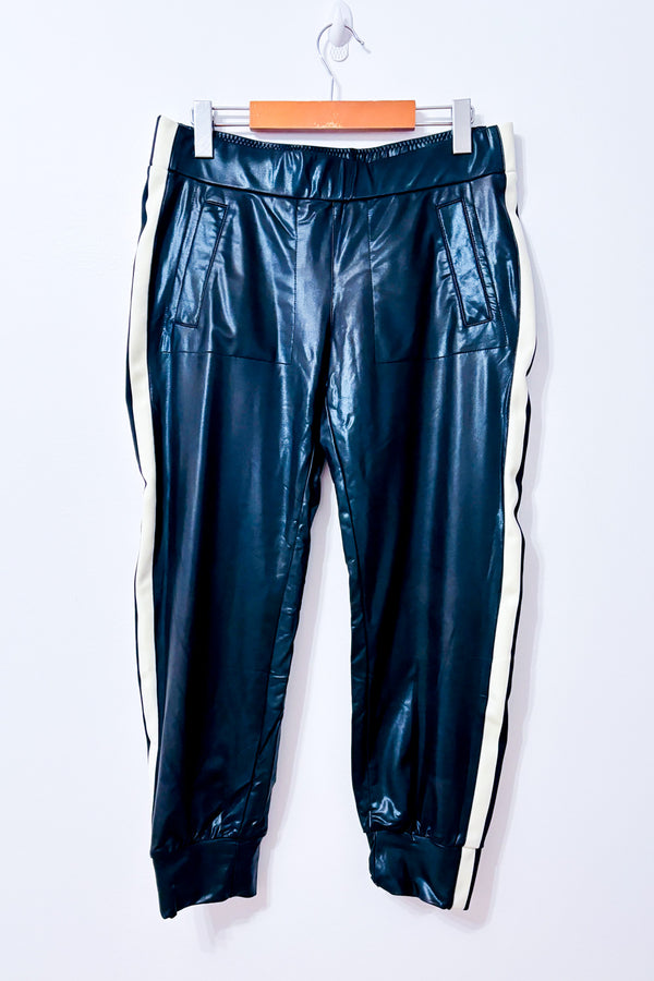 Pantalon jogger noir effet cuir à bandes blanches* seconde main - Norma Kamali- La Penderie du Paradis