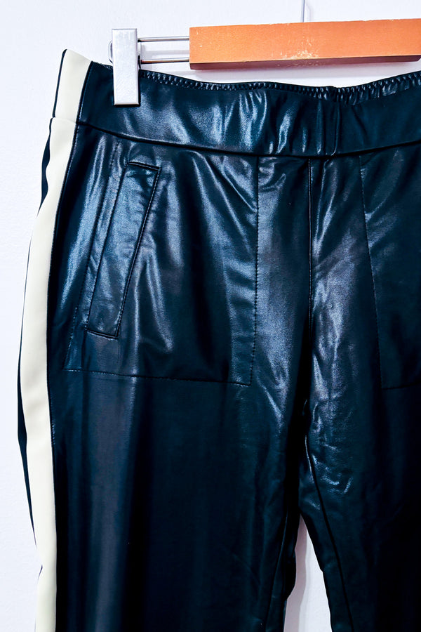 Pantalon jogger noir effet cuir à bandes blanches* seconde main - Norma Kamali- La Penderie du Paradis