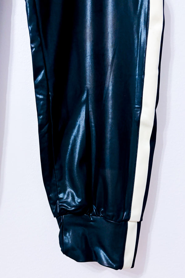 Pantalon jogger noir effet cuir à bandes blanches* seconde main - Norma Kamali- La Penderie du Paradis