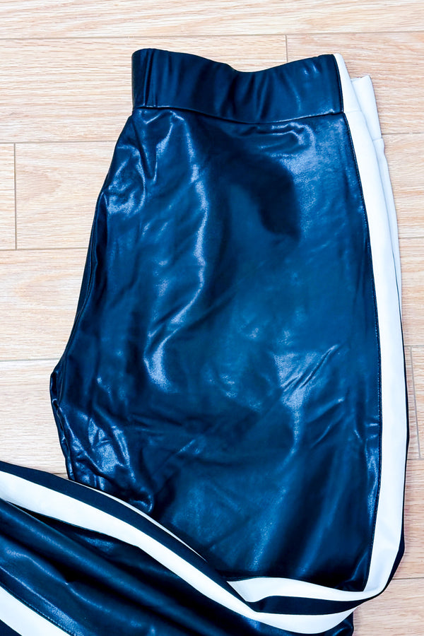 Pantalon jogger noir effet cuir à bandes blanches* seconde main - Norma Kamali- La Penderie du Paradis