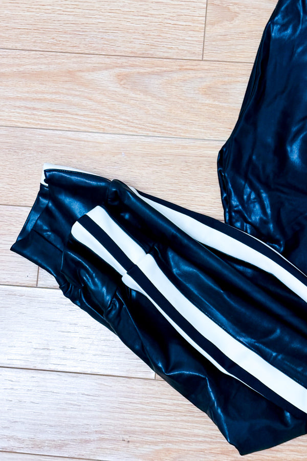 Pantalon jogger noir effet cuir à bandes blanches* seconde main - Norma Kamali- La Penderie du Paradis