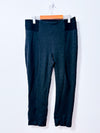Pantalon gris charbon Claire France avec bande élastique noire et coutures verticales devant