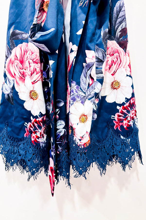 Peignoir marine fleuri avec dentelle aux manches seconde main - Le Rose- La Penderie du Paradis