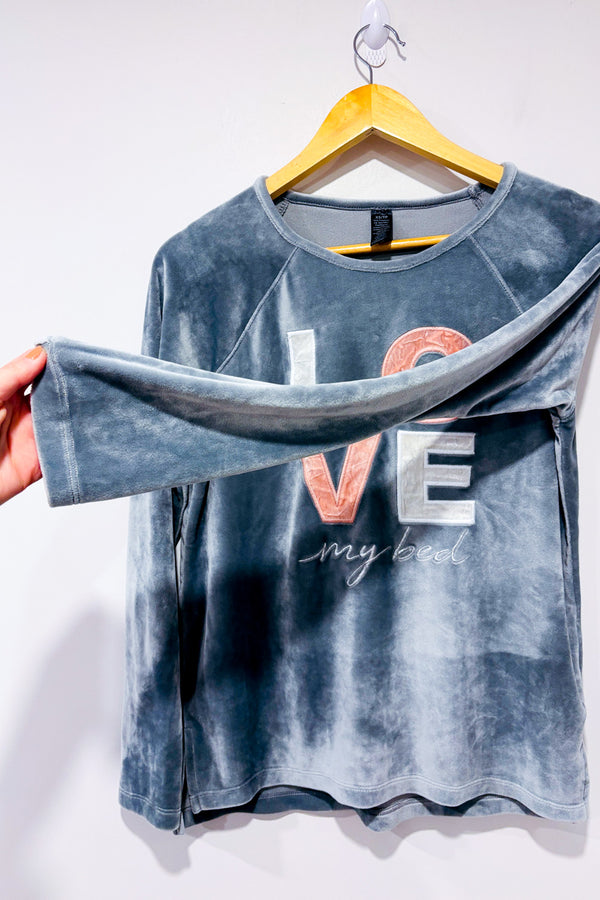 Chandail de pyjama gris en velours ''love my bed'' seconde main - George- La Penderie du Paradis