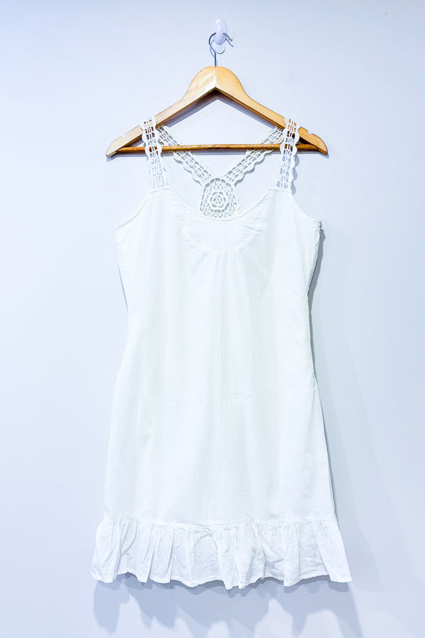 Robe blanche avec dos en dentelle (m) -- La Penderie du Paradis ?