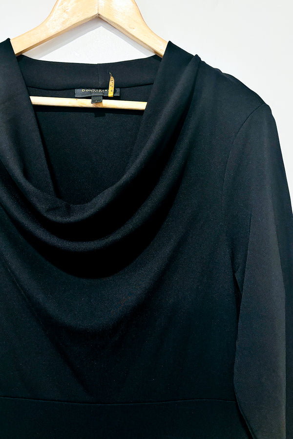 Robe noire asymétrique avec col fluide (l) -- La Penderie du Paradis ?