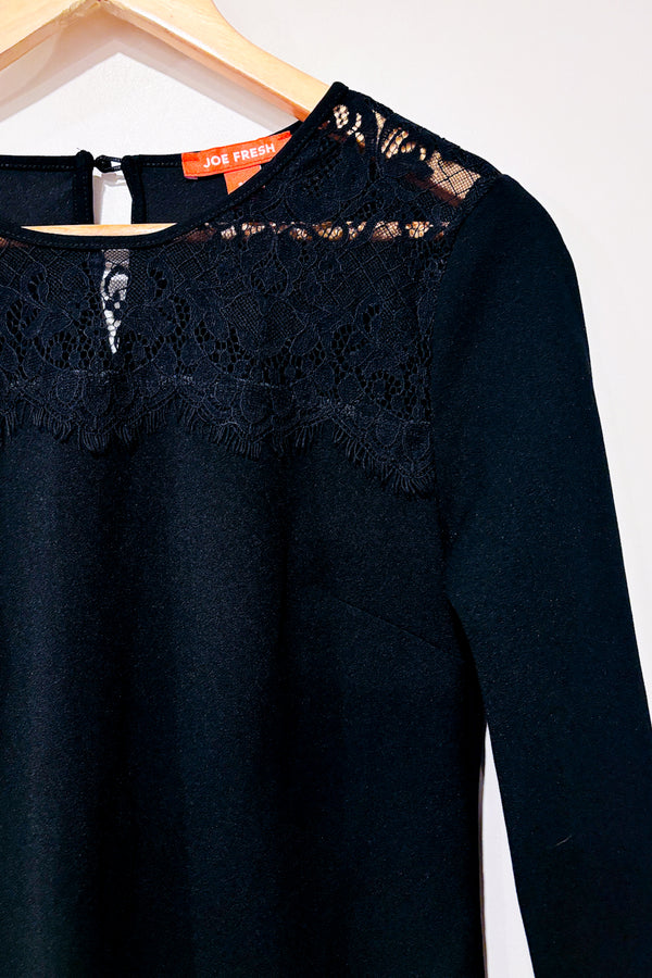 Robe noire avec dentelle au collet (s)-Joe Fresh-La Penderie du Paradis 🕊