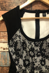 Robe noire et blanche avec dentelle (s) seconde main Simons