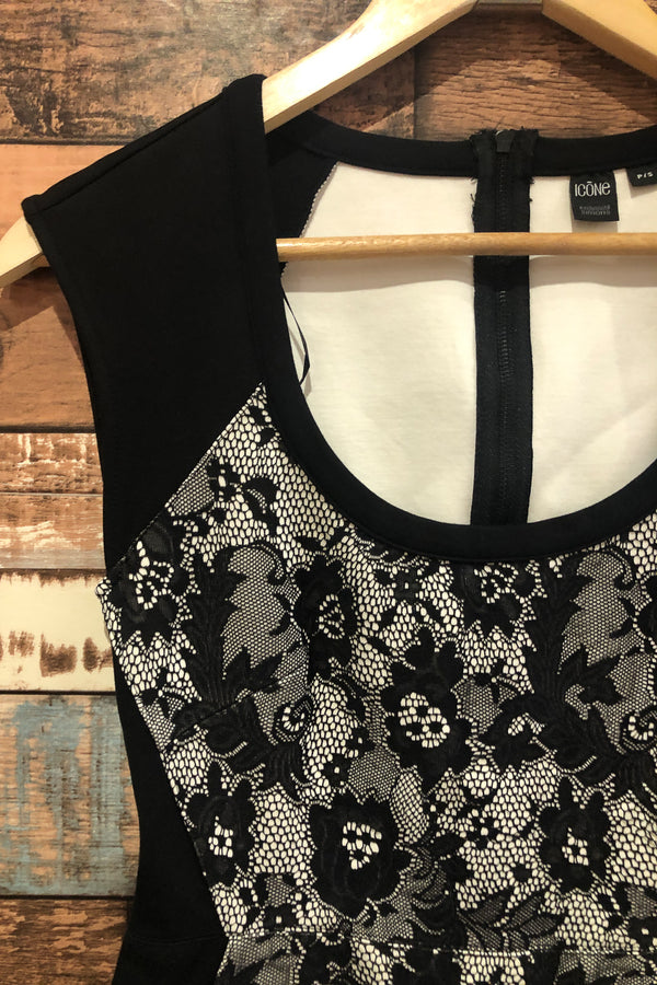 Robe noire et blanche avec dentelle (s) seconde main Simons
