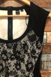 Robe noire et blanche avec dentelle (s) seconde main Simons