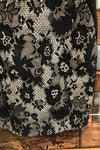 Robe noire et blanche avec dentelle (s) seconde main Simons