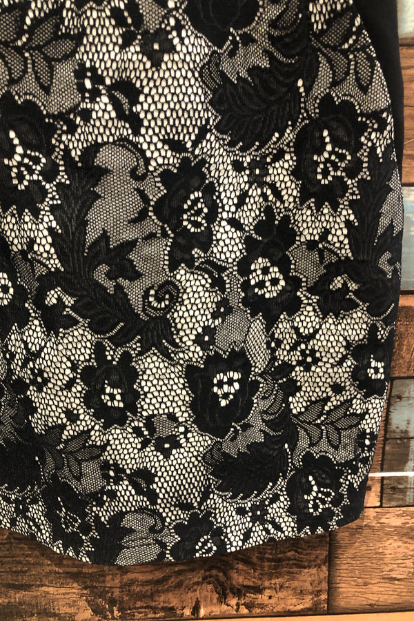 Robe noire et blanche avec dentelle (s) seconde main Simons