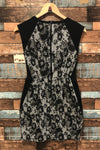 Robe noire et blanche avec dentelle (s) seconde main Simons