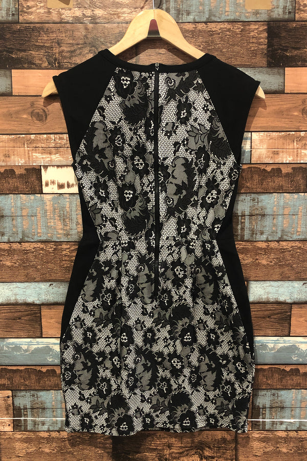 Robe noire et blanche avec dentelle (s) seconde main Simons