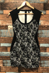 Robe noire et blanche avec dentelle (s) seconde main Simons