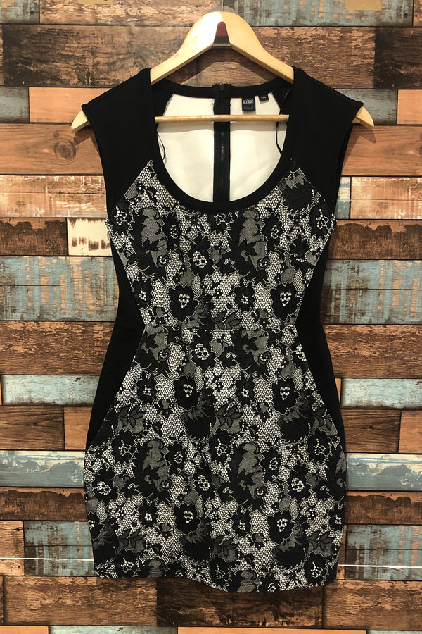 Robe noire et blanche avec dentelle (s) seconde main Simons
