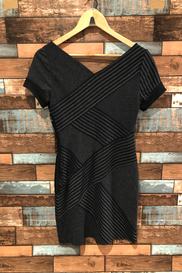 Robe rayée grise et noire (s) seconde main BCBG Maxazria