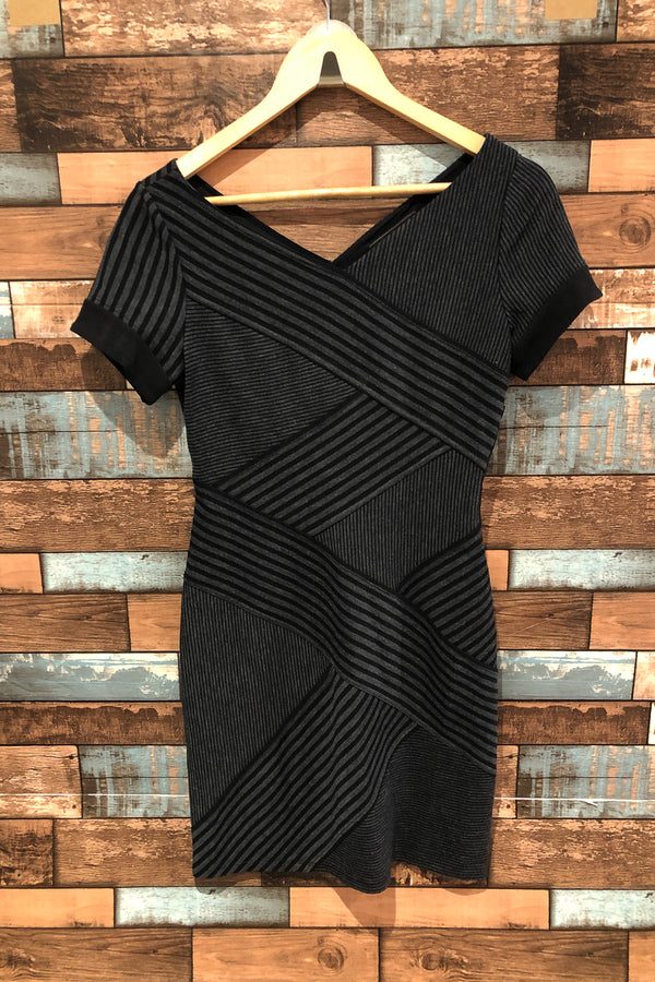 Robe rayée grise et noire (s) seconde main BCBG Maxazria