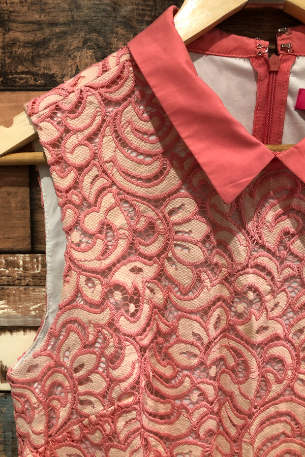Robe rose et beige en dentelle avec collet (m) seconde main Betsey Johnson