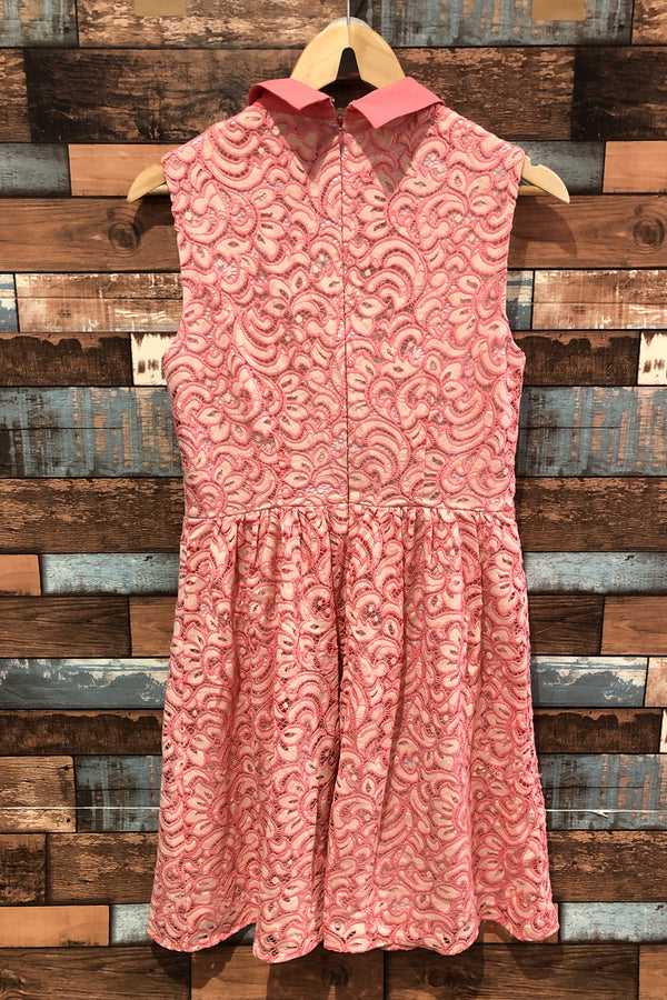 Robe rose et beige en dentelle avec collet (m) seconde main Betsey Johnson